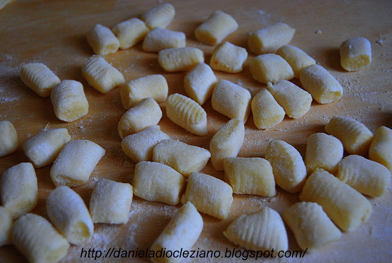 Gnocchi al ragù di coniglio con composta di prugne all’aceto balsamico ...