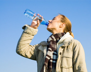 Beber abundante agua diariamente