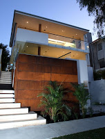 fachada de casa moderna con escalera