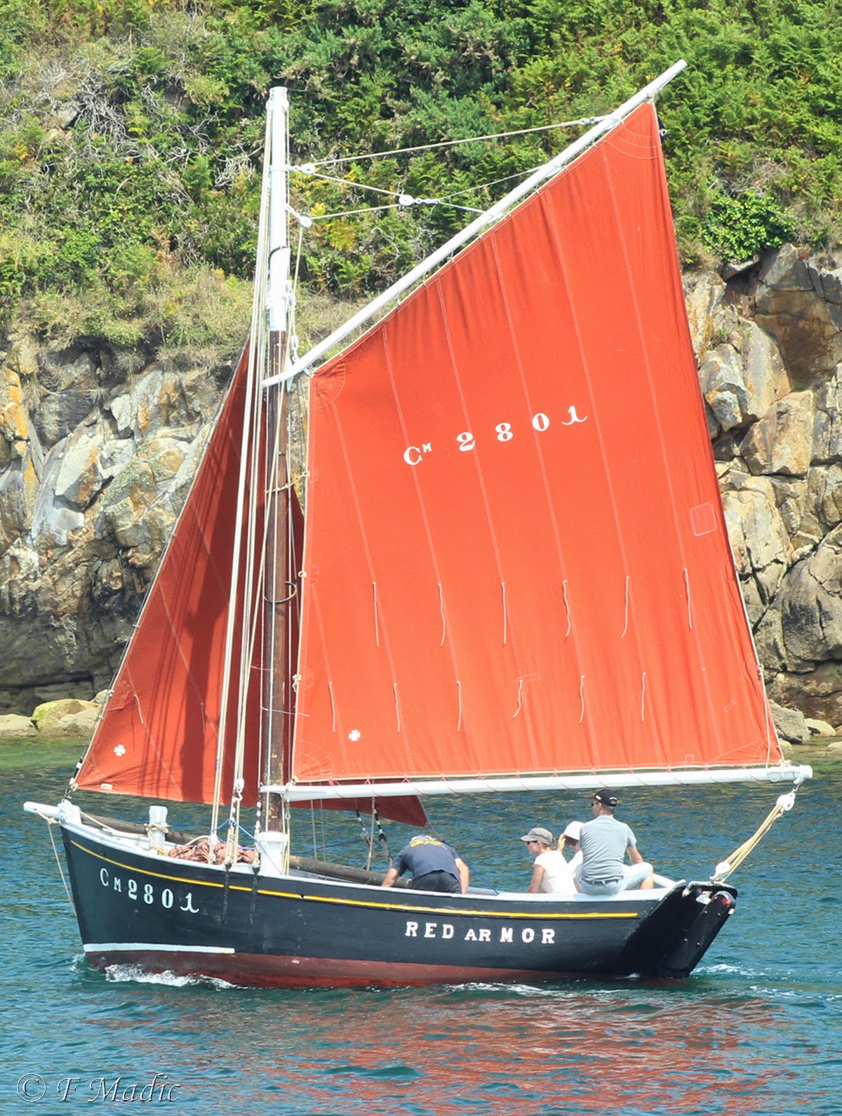 Voilier à un mât (voile aurique ou carrée) RED AR MOR (CM 2801)