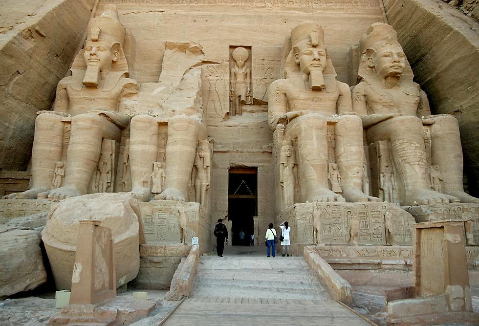 Čtyři kolosální sochy Ramesse II. v Abú Simbel/publikováno z www.anticoegitto.net