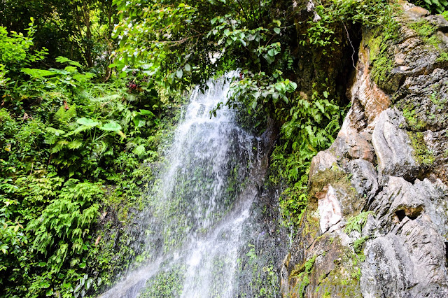 Wasserfall entlang den Treppenstufen der Batu Caves