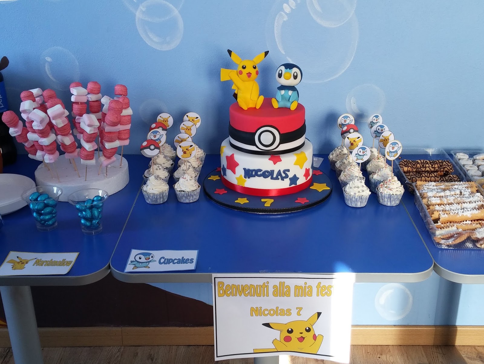 Torta e cupcake decorati dei Pokemon con Pikachu e Piplup tridimensionali  in pasta di zucchero  Polvere di Zucchero:cake design e sugar art.Corsi decorazione  torte,cupcakes e fiori.Shop on line