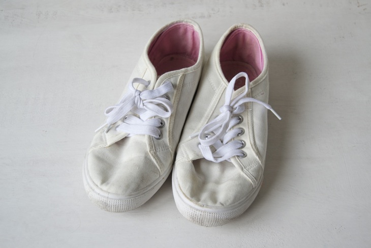 Oro y Menta: Renueva unas viejas zapatillas con pintura textil en spray