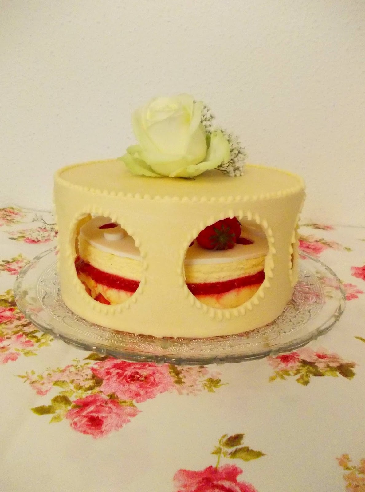 Chachou A La Creme Fraisier En Coque De Chocolat Blanc