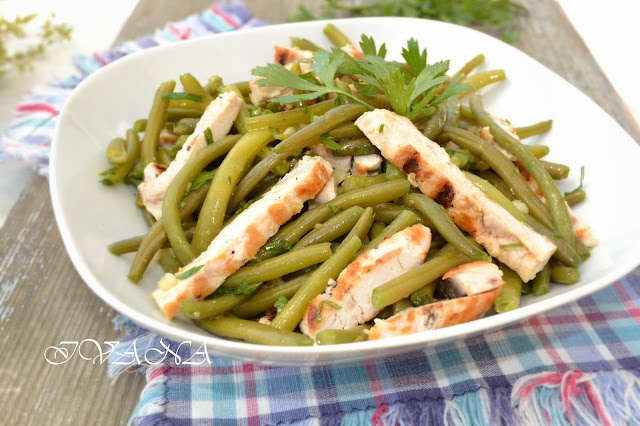 Салата от зелен боб и печено пуешко месо