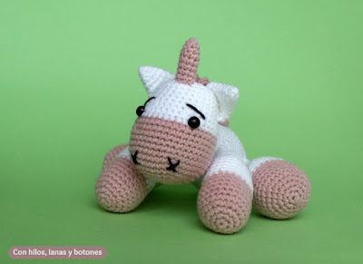 Con hilos, lanas y botones: unicornio amigurumi rosa