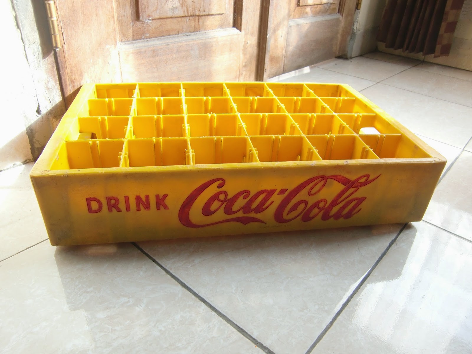 CILEGON ANTIK: Krat Djadul : Drink Coca Cola (Warna Kuning)