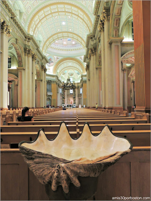 Basílica-Catedral Marie-Reine-du-Monde: Interior