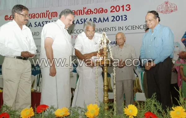 Dr M S Valiathan presented Kerala Sasthrapuraskaram 2013 