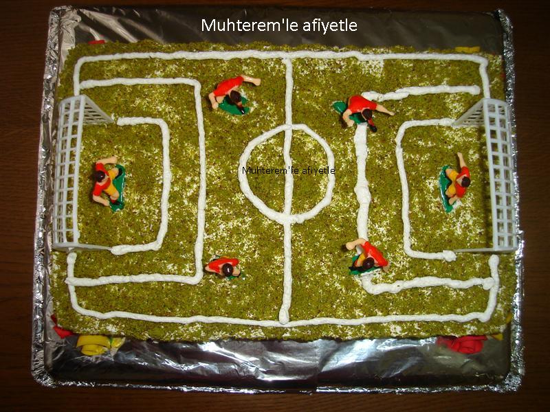 Muhterem�le Afiyetle FUTBOL SAHASI ŞEKLİNDE PASTA