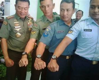 Jelang Pensiun, Panglima TNI Jenderal Moeldoko Bagi-bagi 55 Ribu Jam Tangan