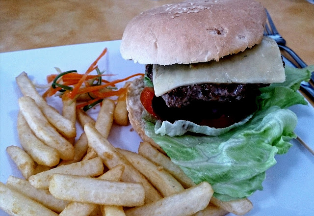 Rob's Place, Daintree Village, cheeseburger