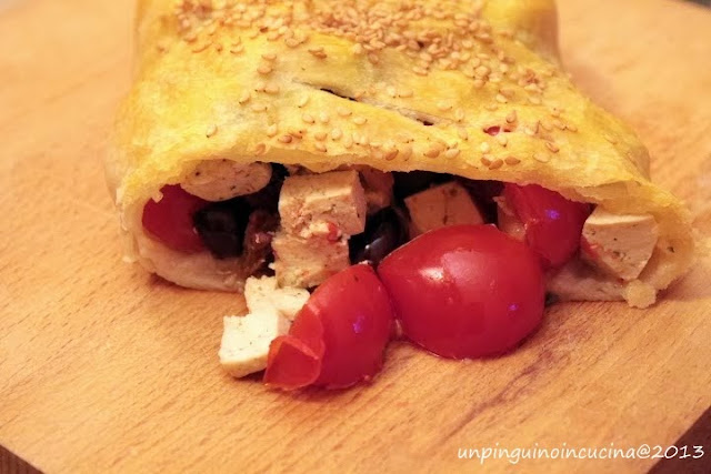 strudel salato con tofu, pomodorini e olive taggiasche