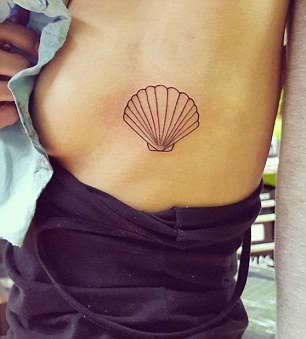 02 The sideboob tattoo is the latest trend among tattoo lovers