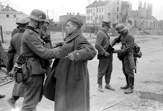 Resultado de imagen de soldados de las SS deteniendo a ciudadanos polacos