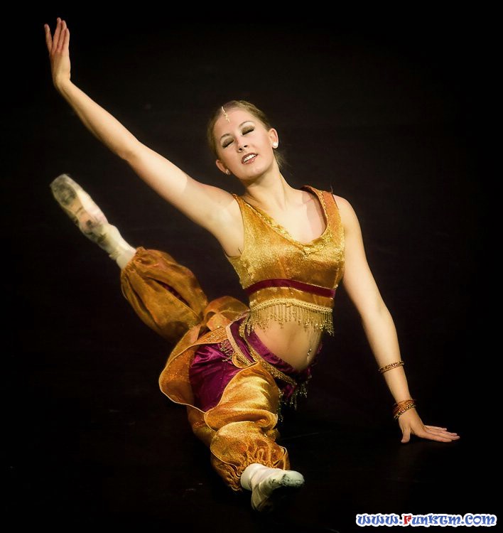 Beautiful Dancing Moments Captured In Camera (14 Pics)