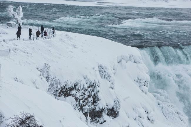 Much of the ice on the rocks and structures surrounding the falls comes from the mist that sprays up and freezes almost immediately. - Bizarrely Low Temperatures Transformed Niagara Falls Into A Frozen Wonderland