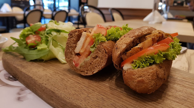 food blogger dubai pomme de pain french villageois chicken sandwich