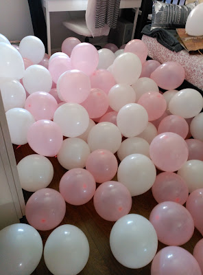 idea de regalo con globos en la habitación sorpresa