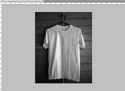 T shirt mock up gratis terbaru