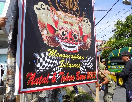Kotori Wajah Badung, Spanduk Hari Raya Dibersihkan