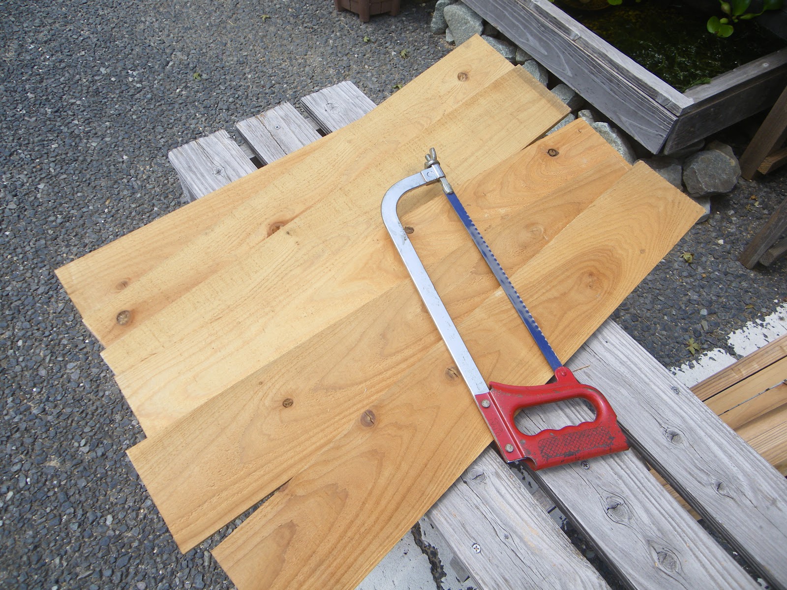 盆栽や鉢植えの日差し対策で、日よけを設置できる棚の製作メダカの大工