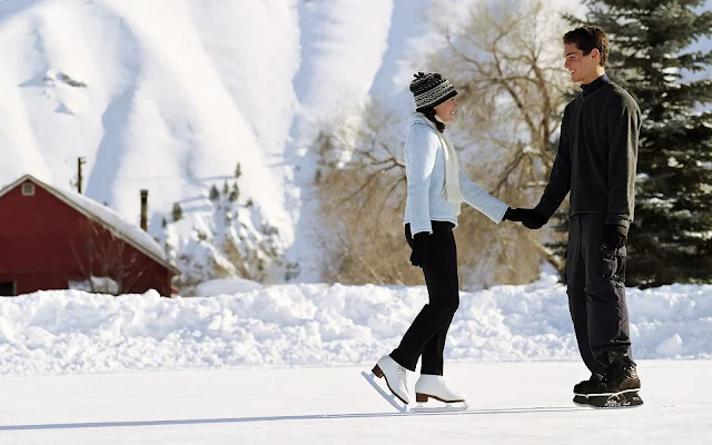 Man en vrouw aan het schaatsen op de ijsbaan