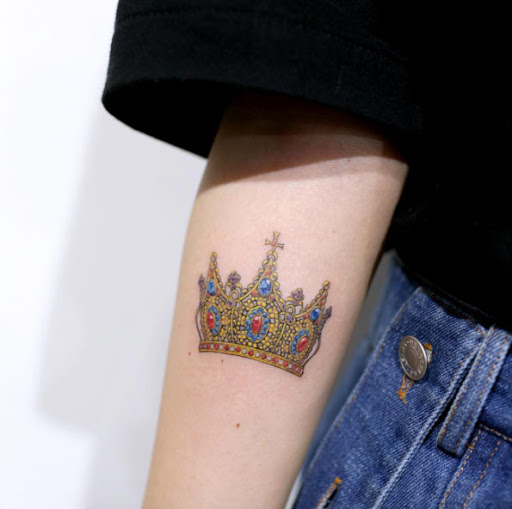 Este jóias da coroa da tatuagem