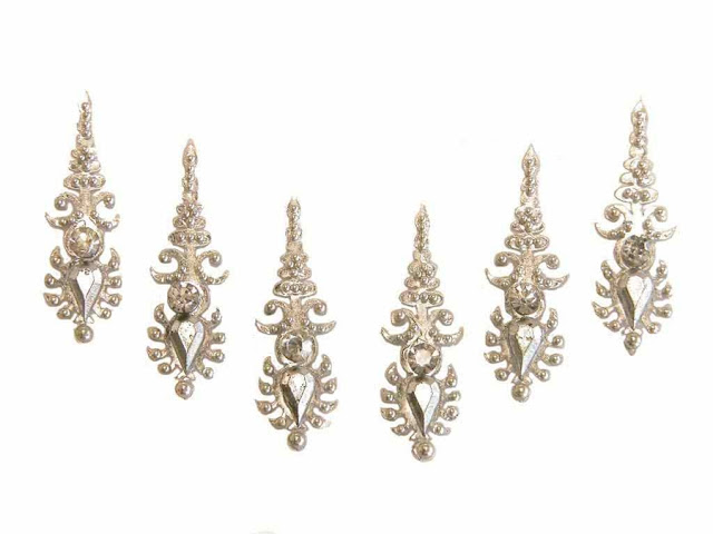Some Gorgeous Bindi Designs for an Indian Bride