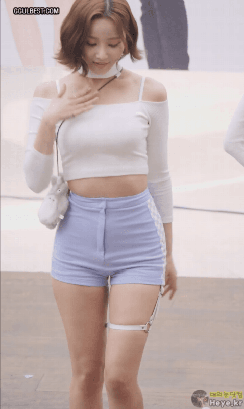 모모랜드, 연우 타이트한 오프솔더..