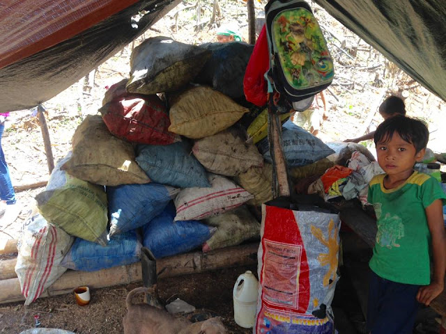 Poor Boy Eating Rice with Junk Food as 'ULAM' for Lunch Receives Help from Netizens Poor Boy Eating Rice with Junk Food as 'ULAM' for Lunch Receives Help from Netizens