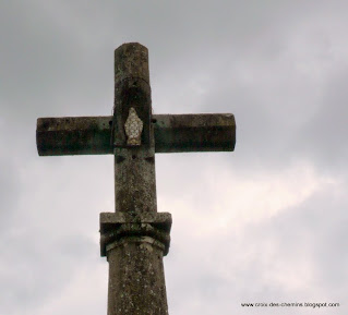 Détail de la croix de chemin d'Orcilly (71) : statue de la Vierge Marie enchâssée dans le tronc, patrimoine local de piété populaire rurale.