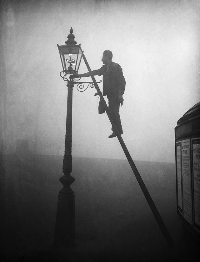 24 Eerie Black and White Photographs That Show London Fog Scenes From