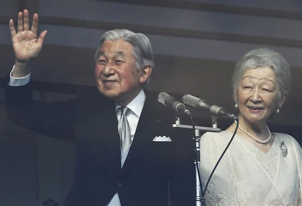 Princess Masako, wife of Crown Prince Naruhito; Naruhito; Akihito; Empress Michiko; Prince Akishino, Akihitos second son; Princess Kiko, Akishinos wife; and Princess Mako, Akishinos daughter