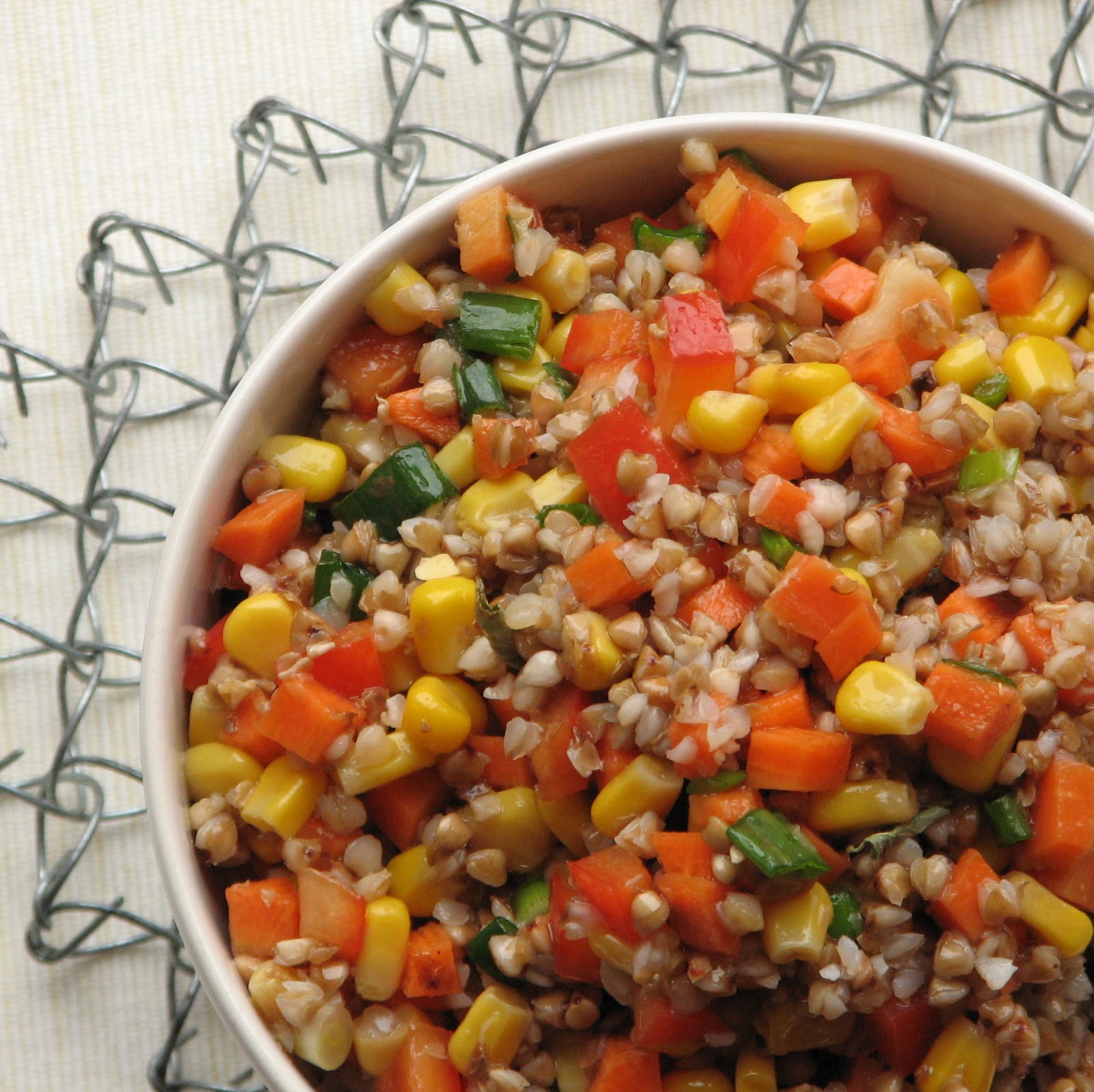 caiet cu retete Salata cu hrisca si cruditati