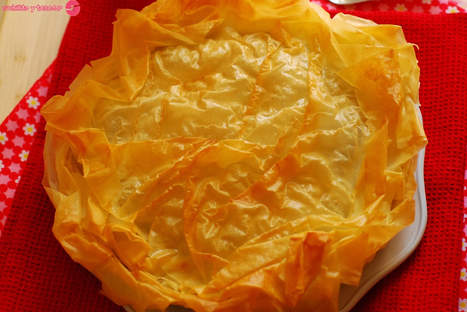 Acelgas con pasas y piñones en pasta filo. Cuchillito y Tenedor Acelgas con pasas y piñones en pasta filo. Cuchillito y Tenedor
