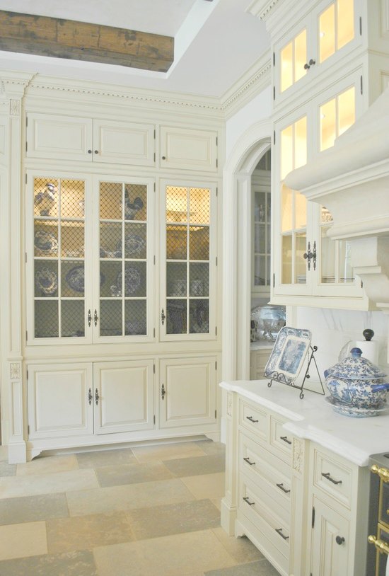 Blue and white #FrenchCountry kitchen by #theenchantedhome