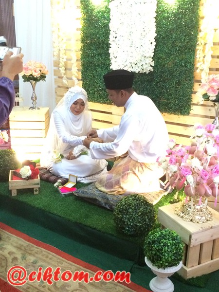 pengantin lelaki sarung bangle pada pengantin perempuan