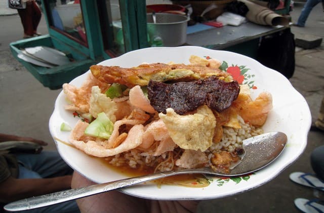 Mau yang berkuah atau kering? tinggal pilih aja sesuai dengan seleramu, Nasi Ulam khas Betawi dijamin maknyus Mau yang berkuah atau kering? tinggal pilih aja sesuai dengan seleramu, Nasi Ulam khas Betawi dijamin maknyus