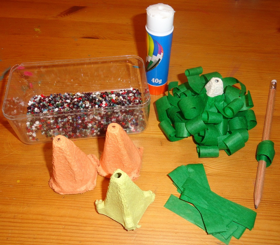 Junior Designer Club: DIY - Little Christmas Trees from recycled egg