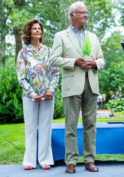 Queen Silvia wore retro floral animal print crop sleeve shirt long sleeve white cardigan blouse at Solliden Castle Park