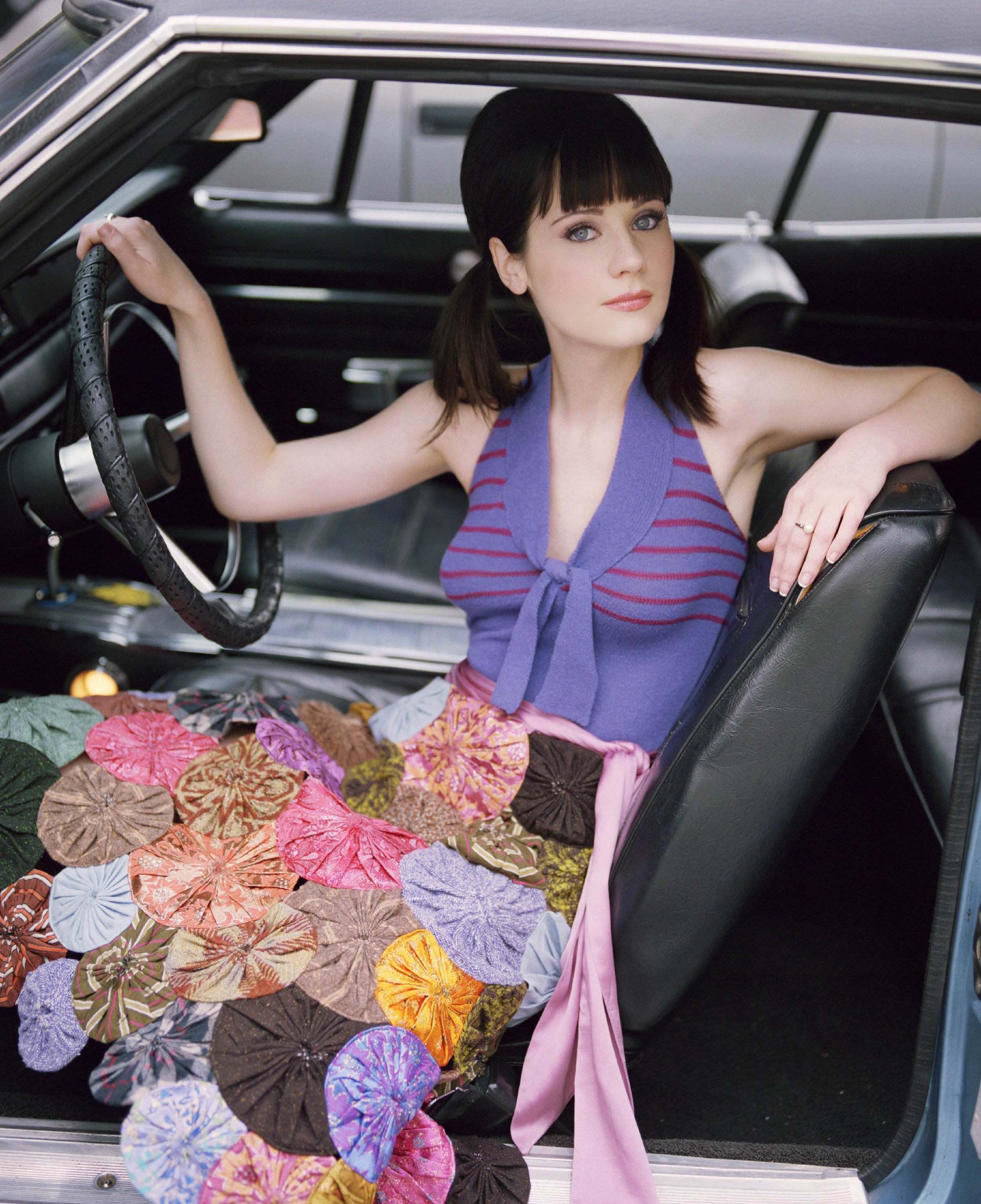 High Quality pictures of the lovely actress Zooey Deschanel. 