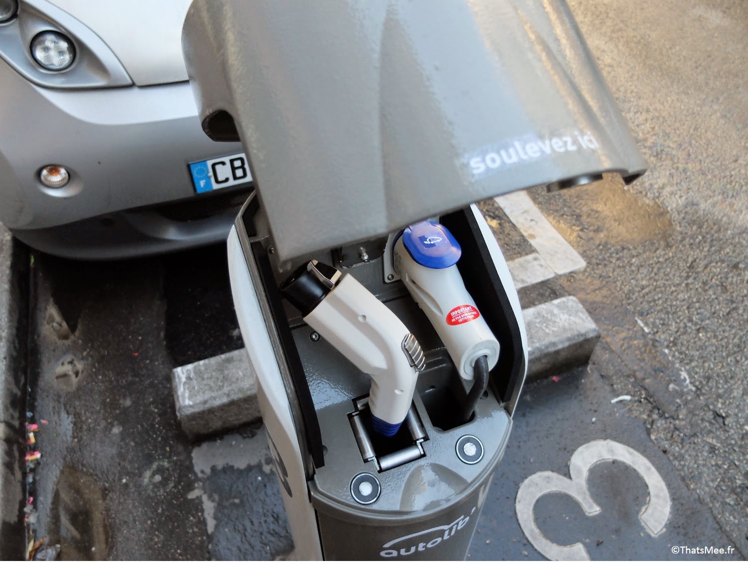 Autolib voiture automobile électrique location courte durée mairie de Paris, branchements électriques cable chargement Autolib