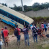 Ônibus tomba em trecho sinuoso da estrada que liga Conquista a Barra do Choça