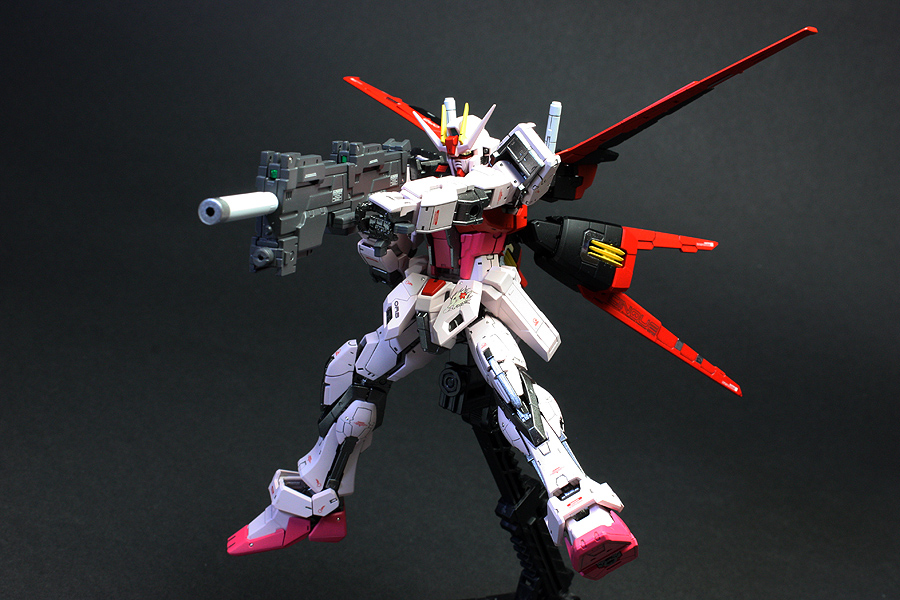 RG 1/144 GAT-X105 Strike Gundam & RG 1/144 Strike Gundam (De-Active