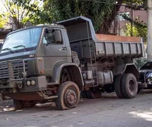Caminhão do Exército com três toneladas maconha é apreendido Caminhão do Exército com três toneladas maconha é apreendido