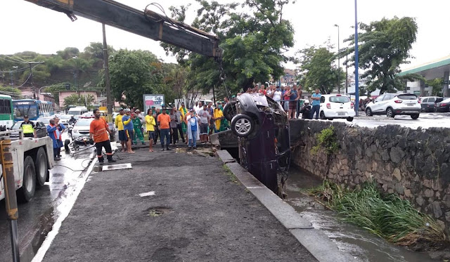 Motorista perde controle de carro e cai dentro de vala em Salvador