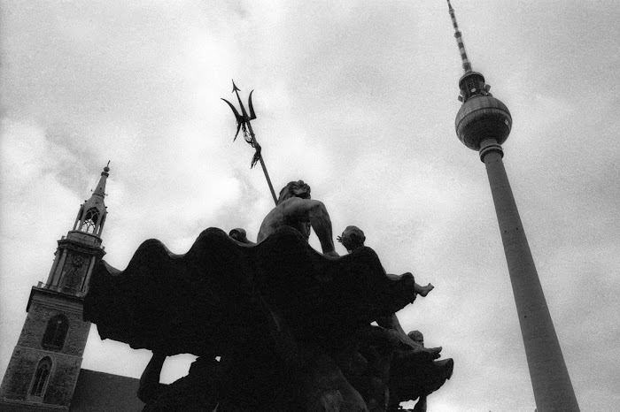 Berlin, Alexander Platz, Alex, Marienkirsche, Sainte-Marie, Berliner Fernsehturm, tour de la Télévision, Neptunbrunnen, Fontaine de Neptune, © L. Gigout, 1990