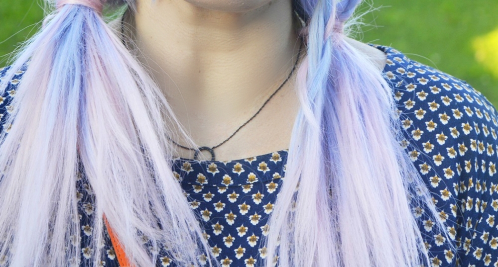 Streetstyle Outfit with Baseballcap, jeans and blouse shirt, white leather shoes and papaya colored crossbodybag by @picard_lederwaren_official